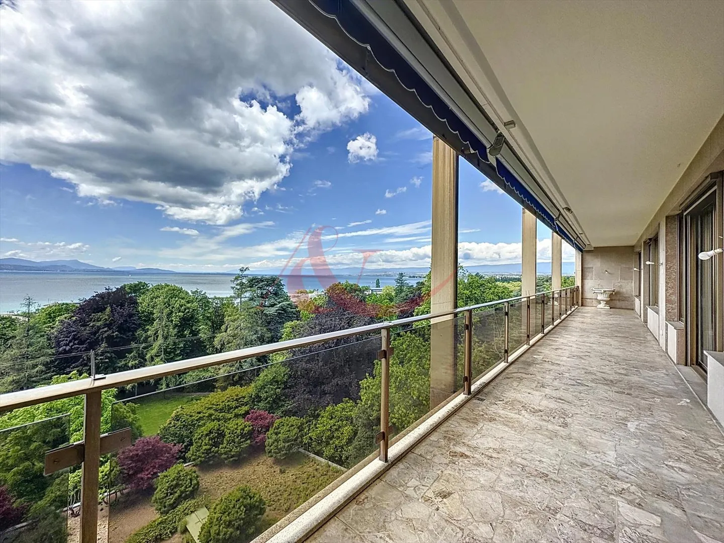 High-end apartment with panoramic lake view - Photo 1 of 13