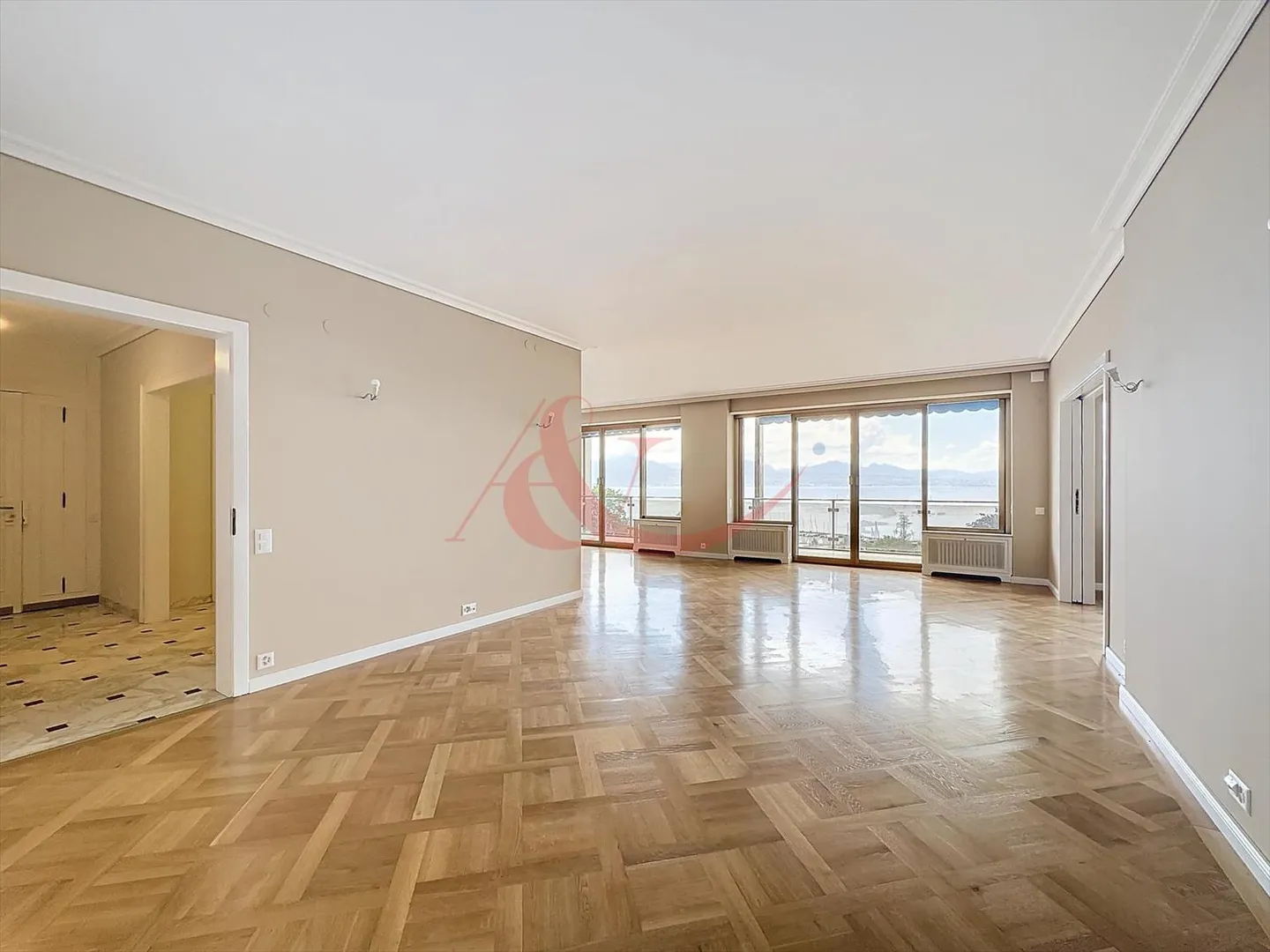 High-end apartment with panoramic lake view - Photo 2 of 13