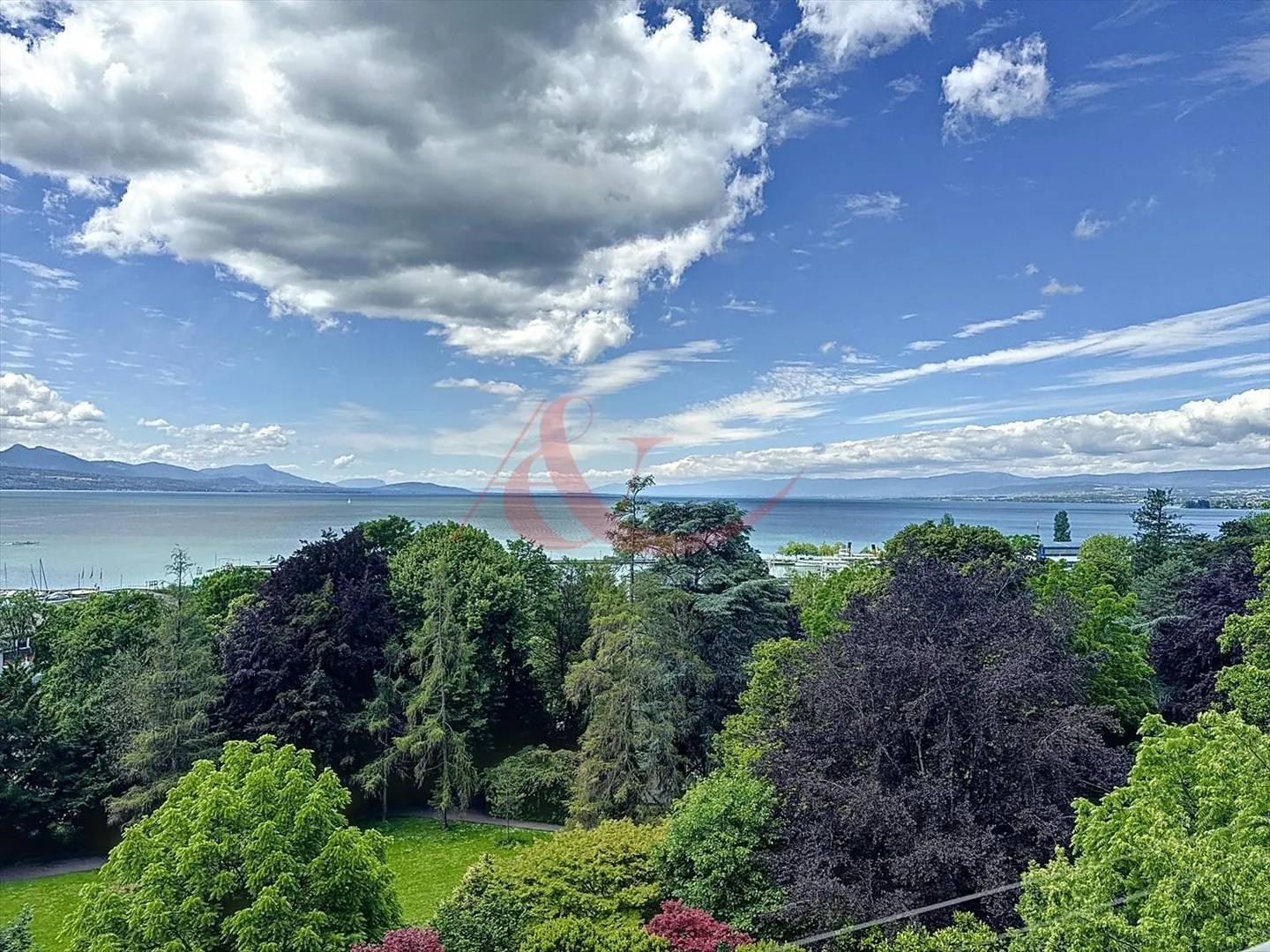 High-end apartment with panoramic lake view - Photo 5 of 13