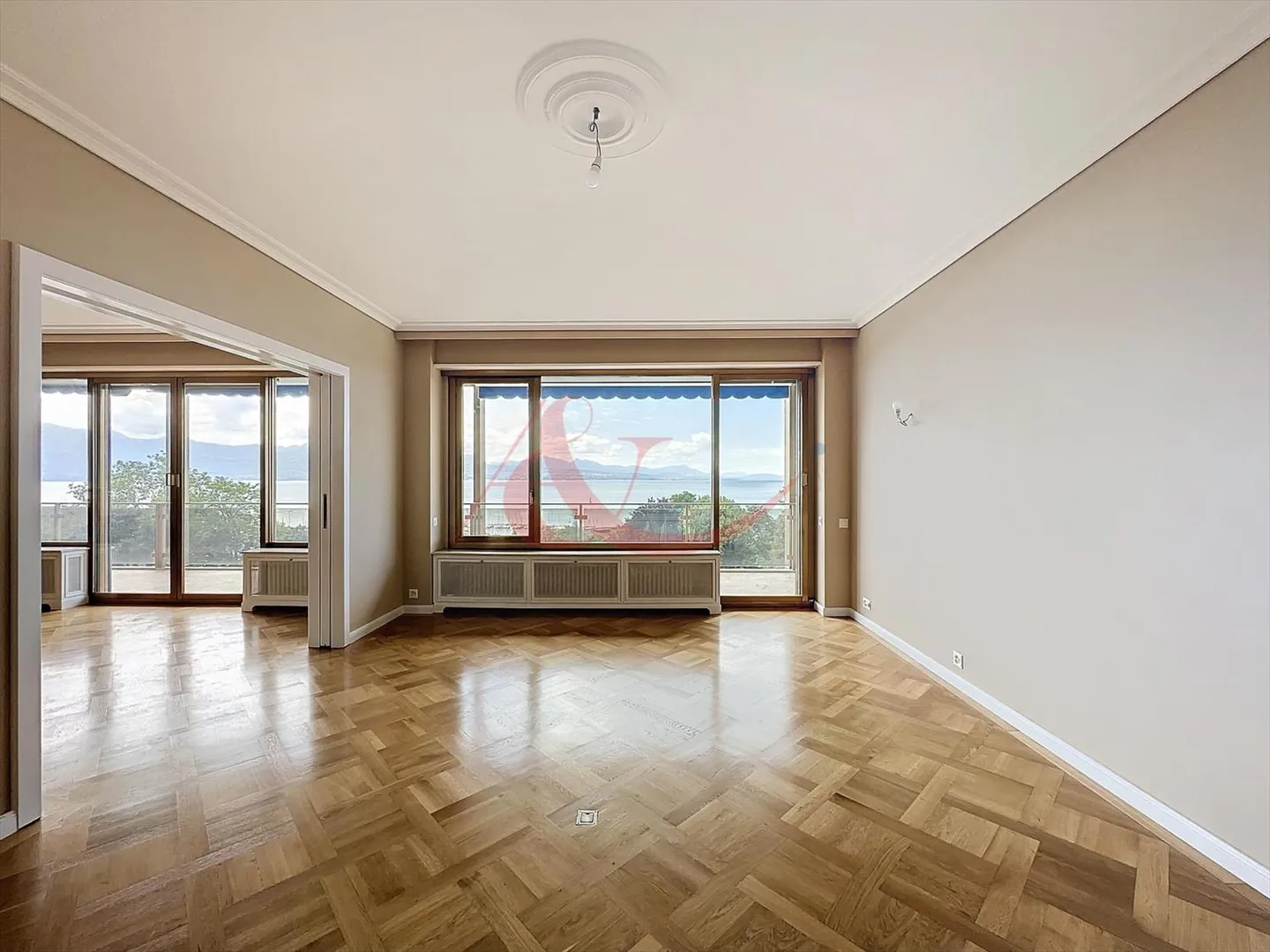 High-end apartment with panoramic lake view - Photo 6 of 13