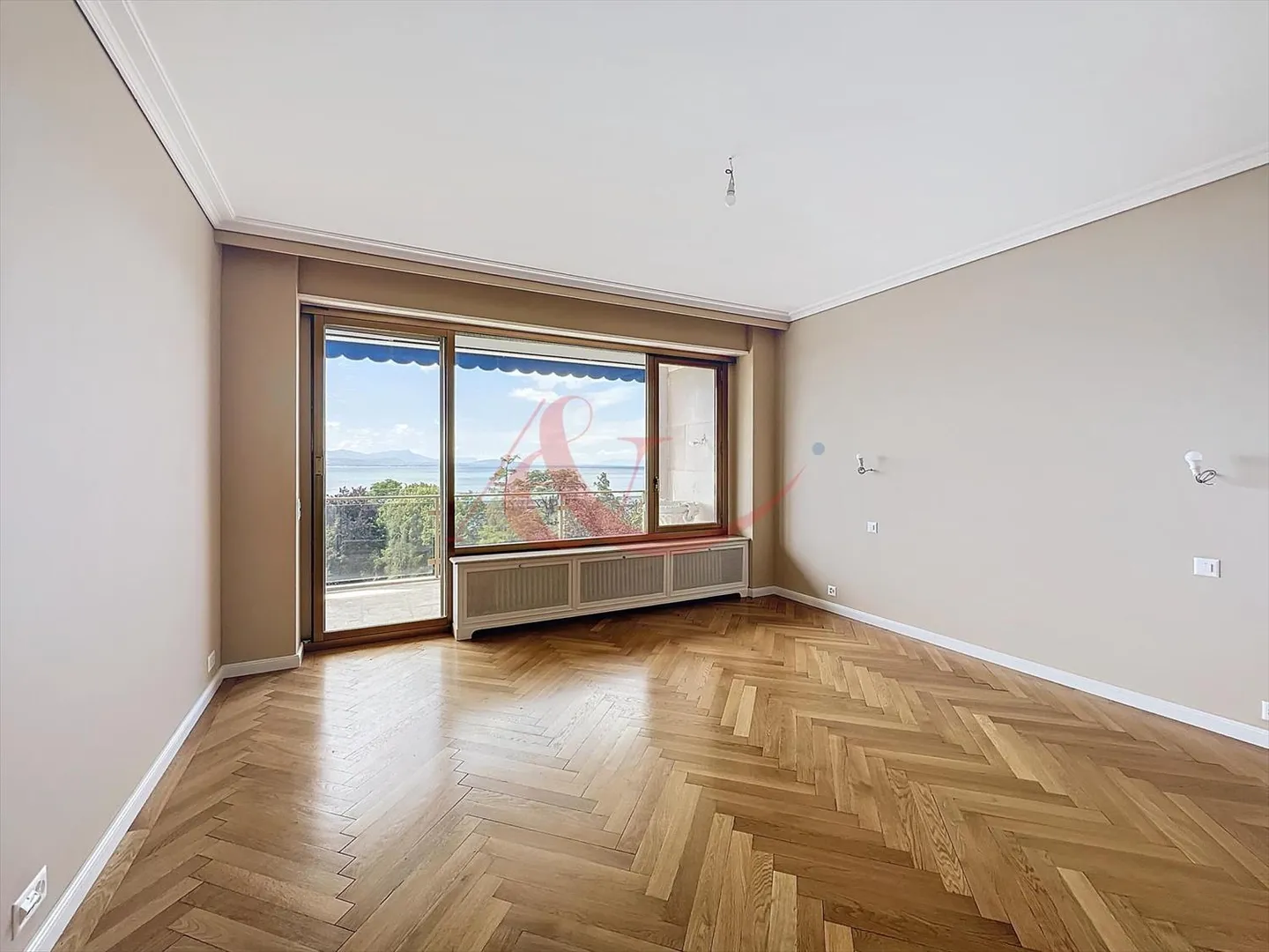 High-end apartment with panoramic lake view - Photo 7 of 13