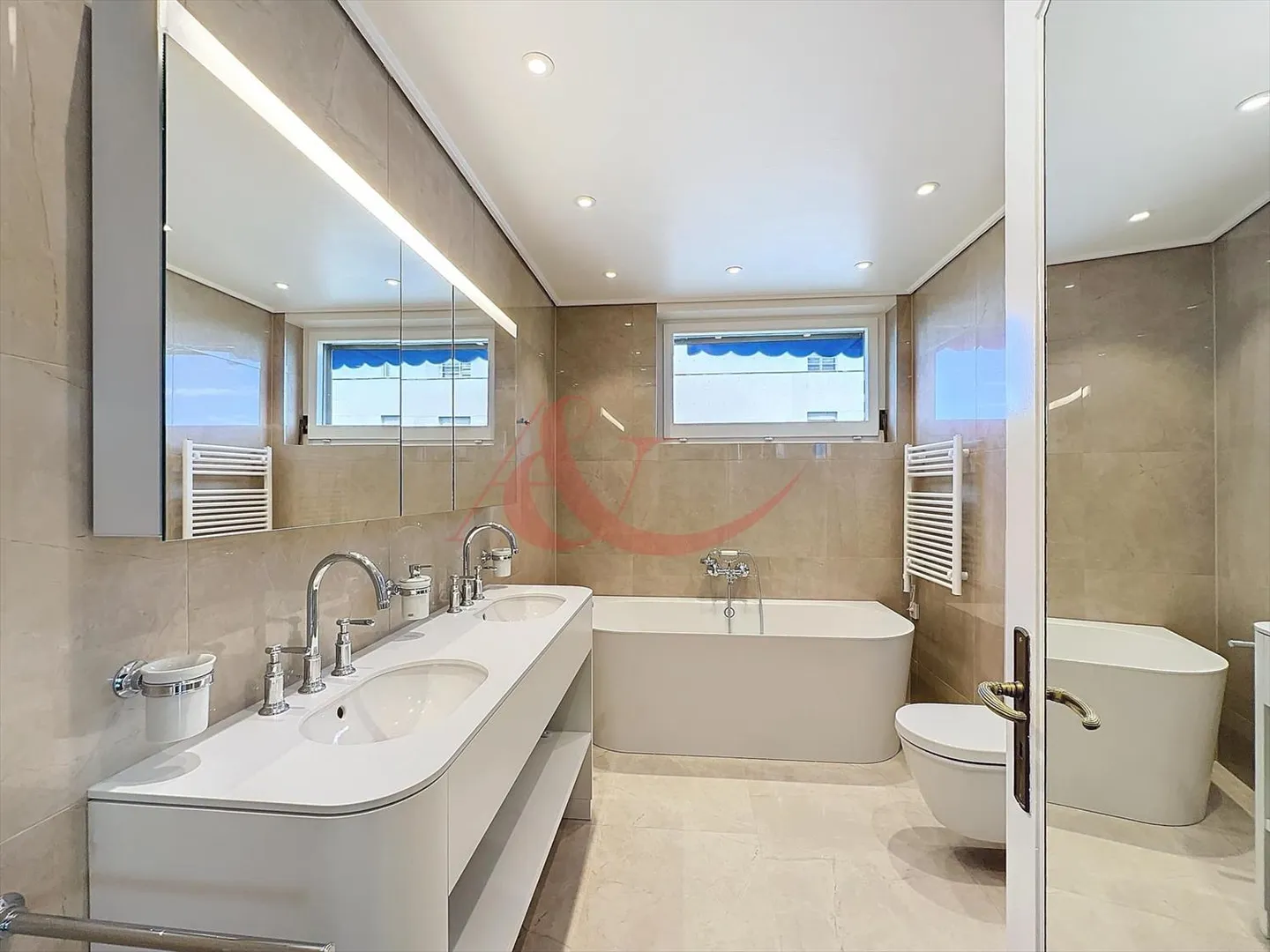 High-end apartment with panoramic lake view - Photo 8 of 13