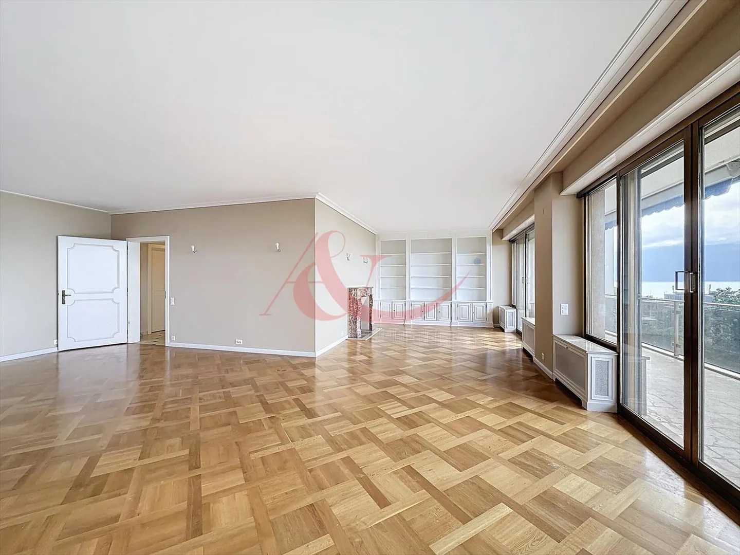 High-end apartment with panoramic lake view - Photo 3 of 13
