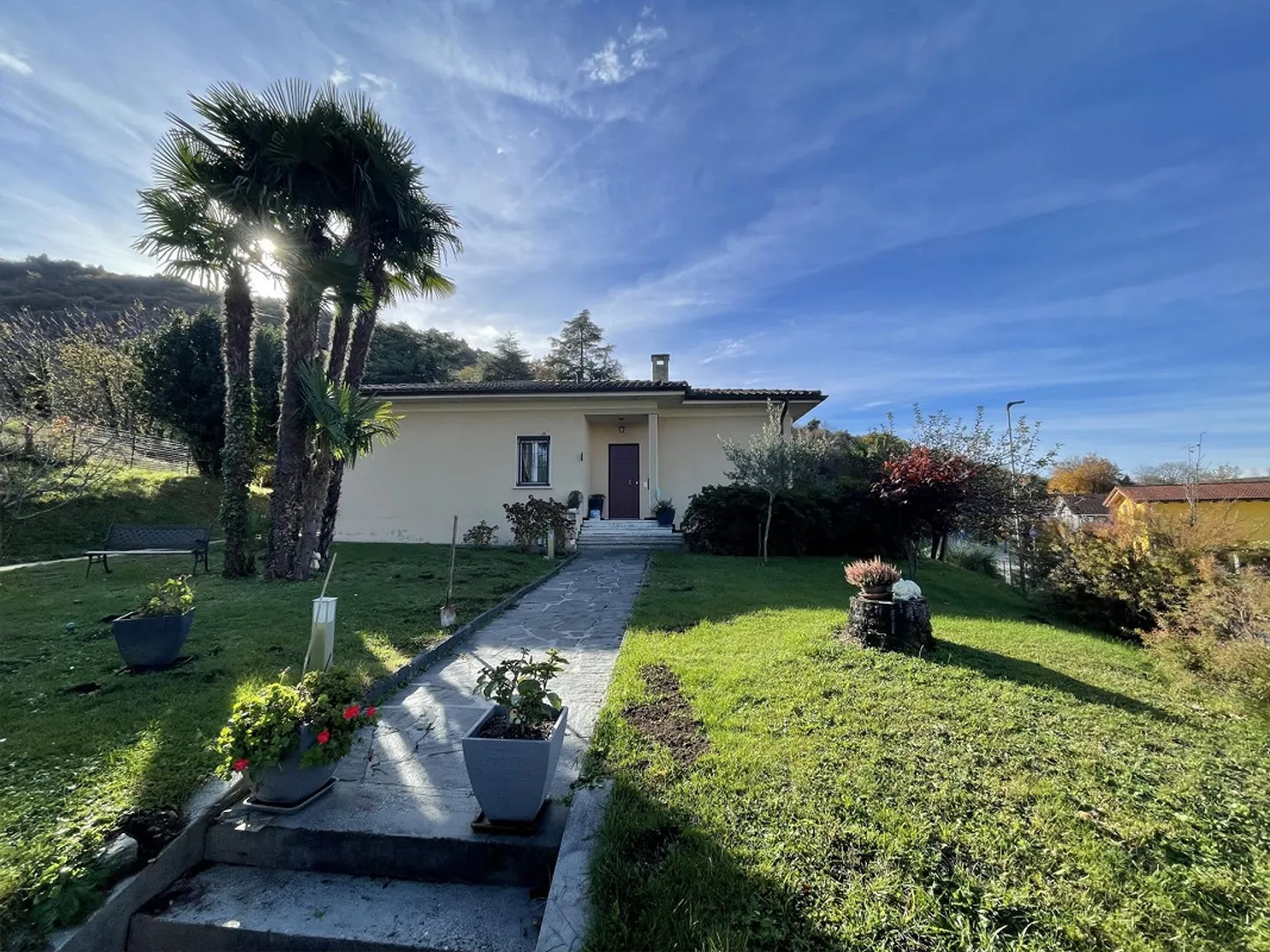 SCHÖNES EINFAMILIENHAUS 4.5 MIT GROSSEN GARTEN - Foto 1 von 13