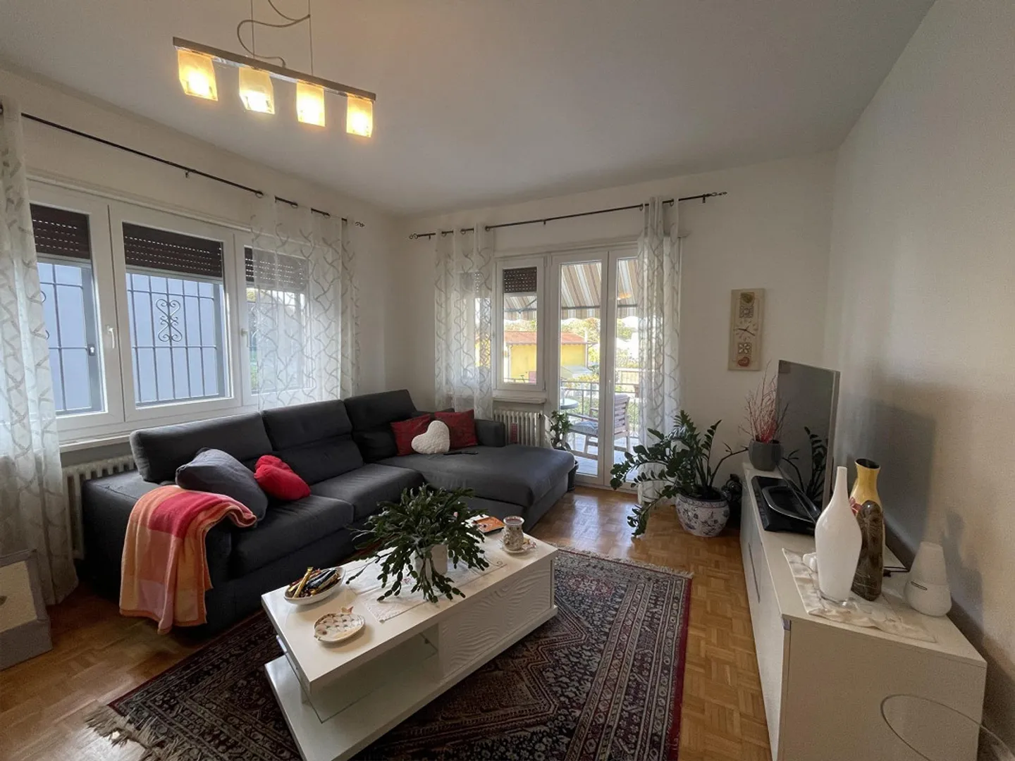 SCHÖNES EINFAMILIENHAUS 4.5 MIT GROSSEN GARTEN - Foto 10 von 13