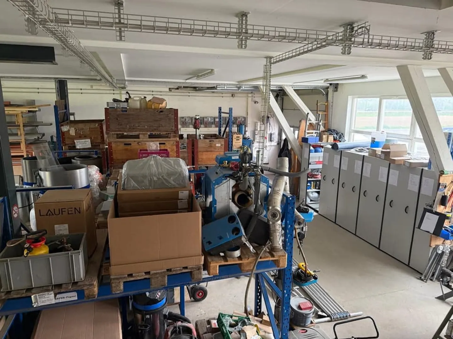 Industrial building with office - Photo 5 of 11