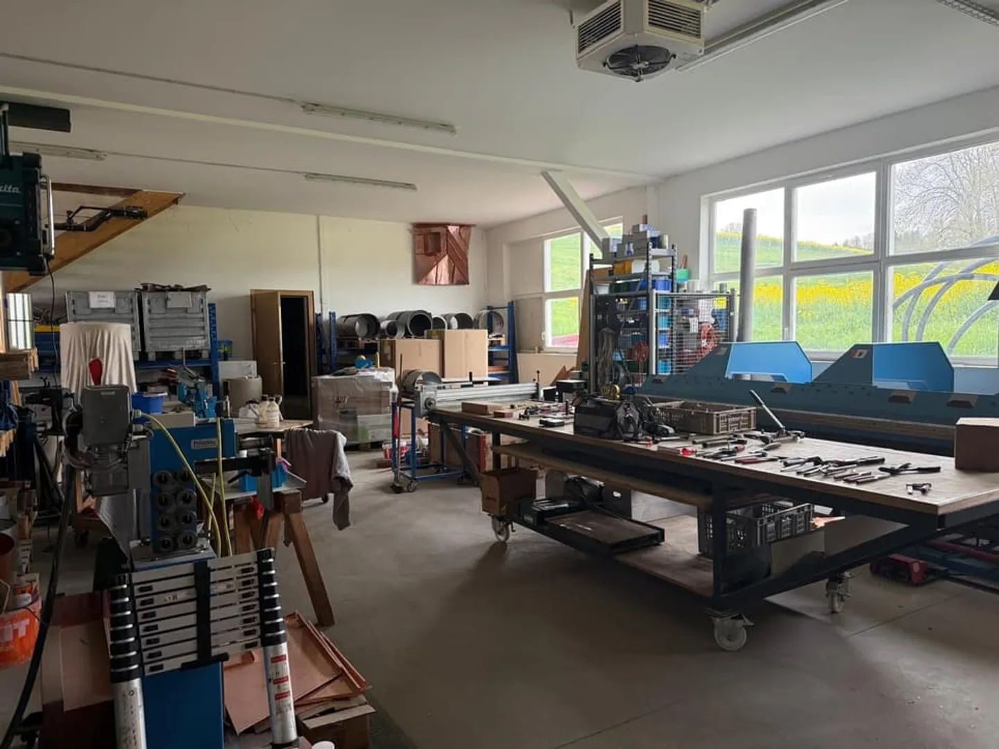 Industrial building with office - Photo 6 of 11
