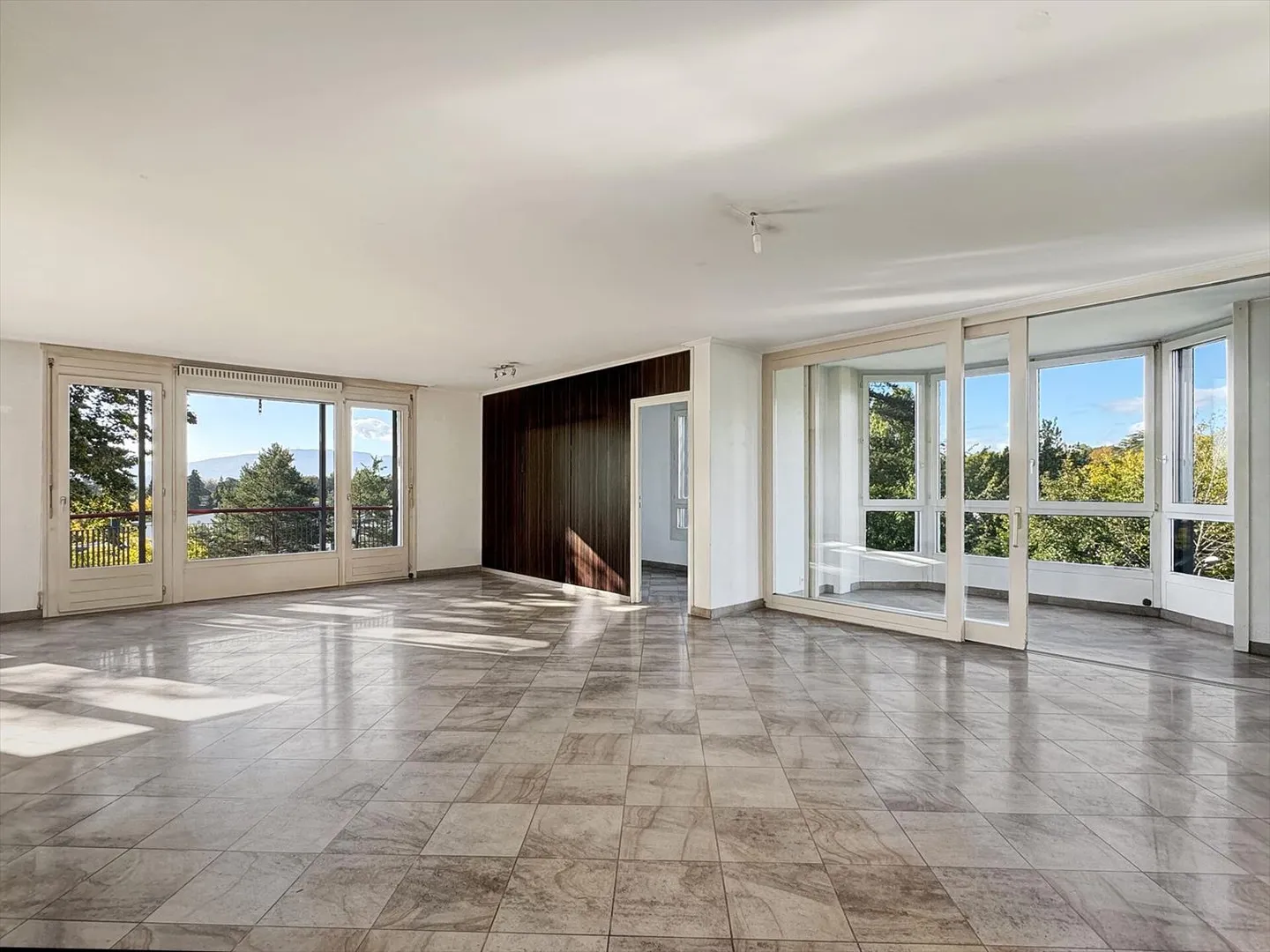 Grand appartement lumineux à rénover au coeur de Versoix - Photo 1 sur 11