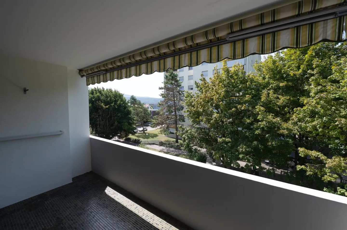 Ampio attico di 8 stanze in una posizione tranquilla a Therwil BL - Foto 4 di 10
