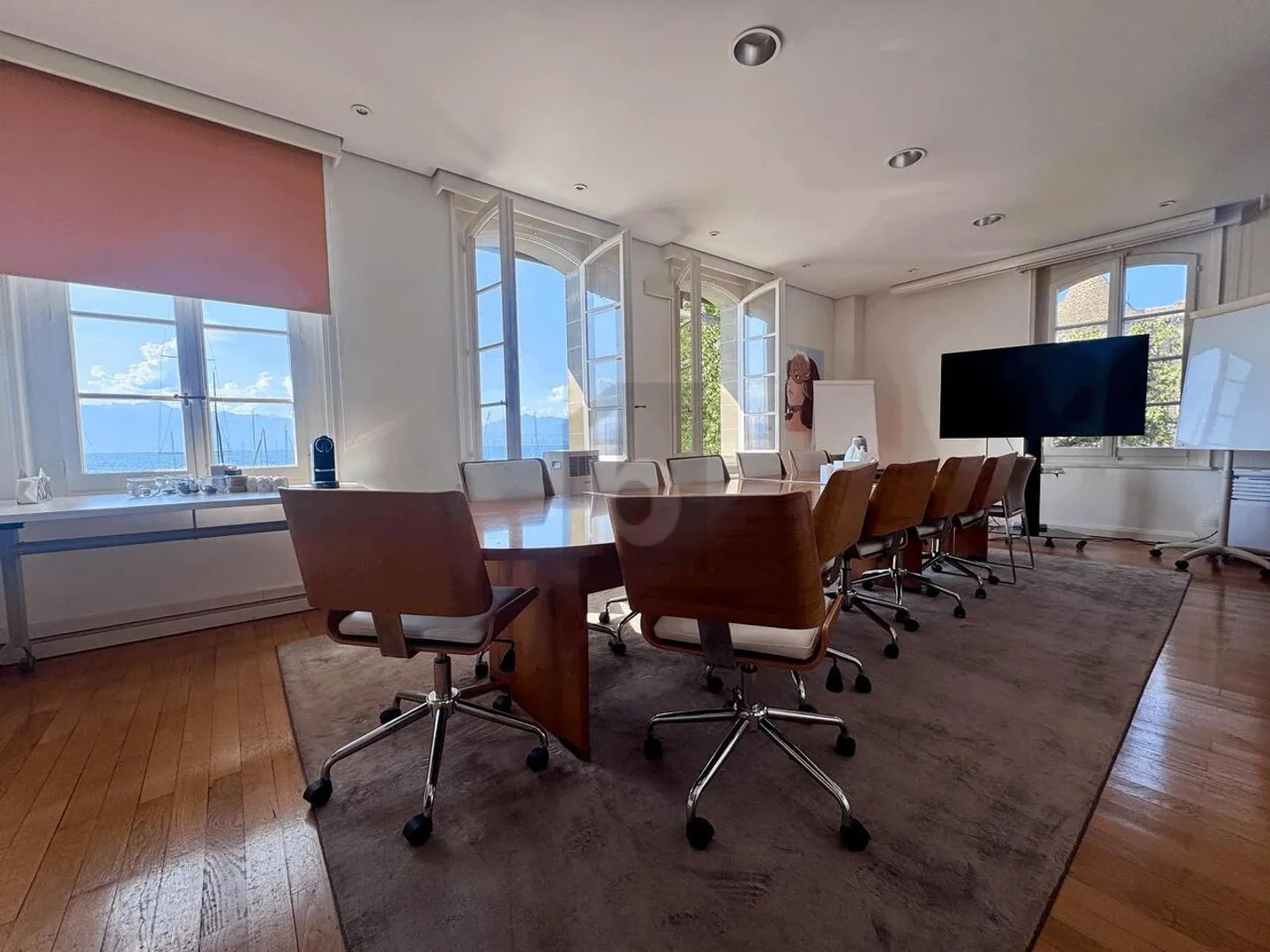 EXCEPTIONAL SITUATION BY THE LAKE - Photo 3 of 5