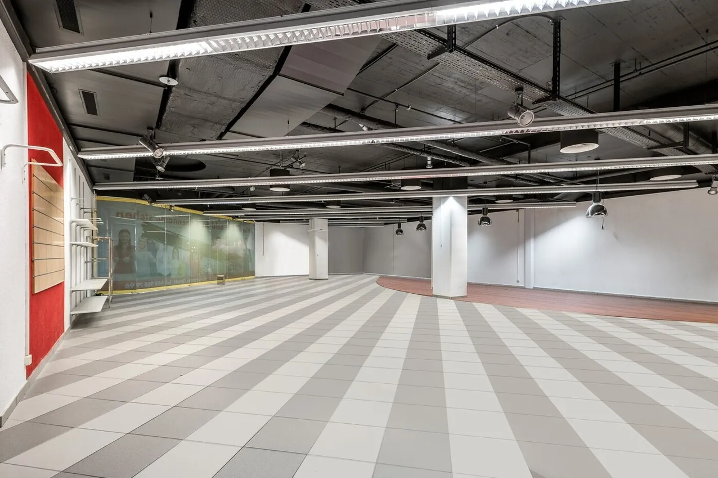 Espace de vente attrayant à louer au Mergele Center - Photo 4 sur 5