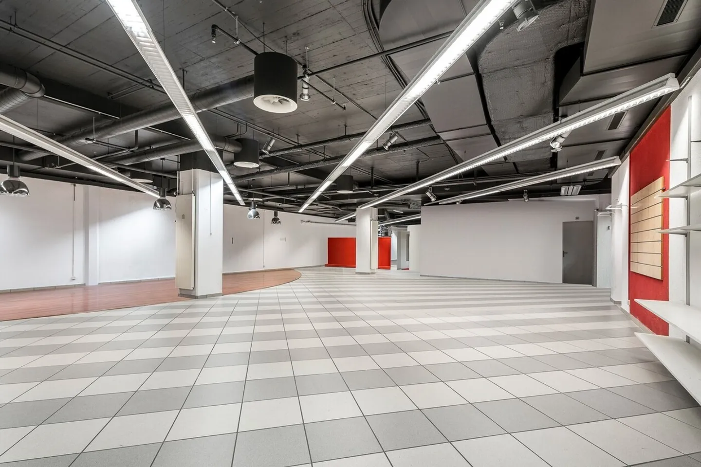 Espace de vente attrayant à louer au Mergele Center - Photo 2 sur 5