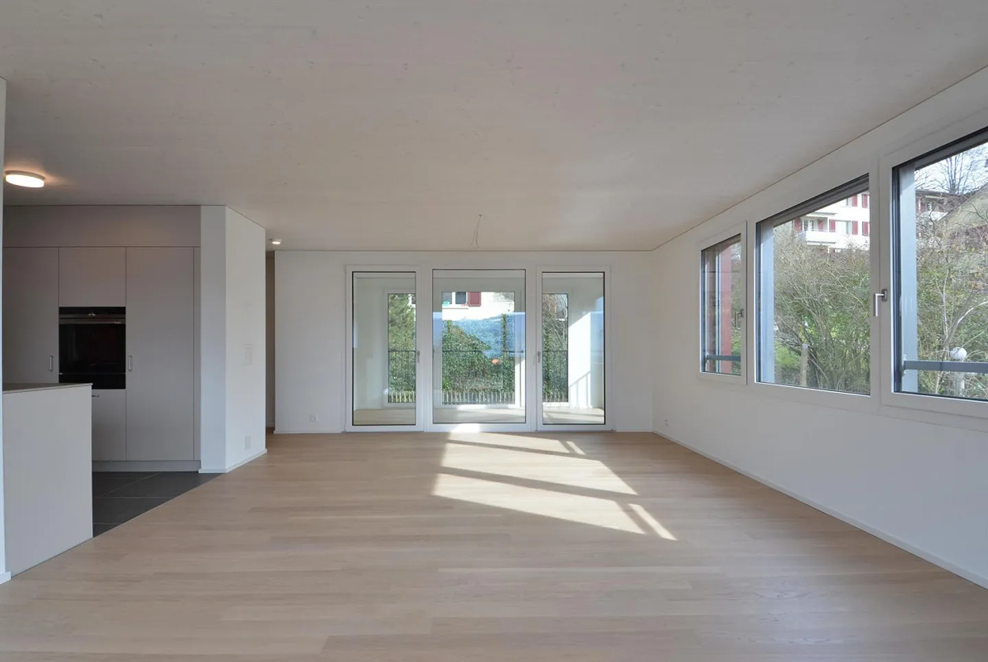 Bellissimo e luminoso appartamento di 4,5 stanze con vista lago in un quartiere tranquillo - Foto 2 di 24