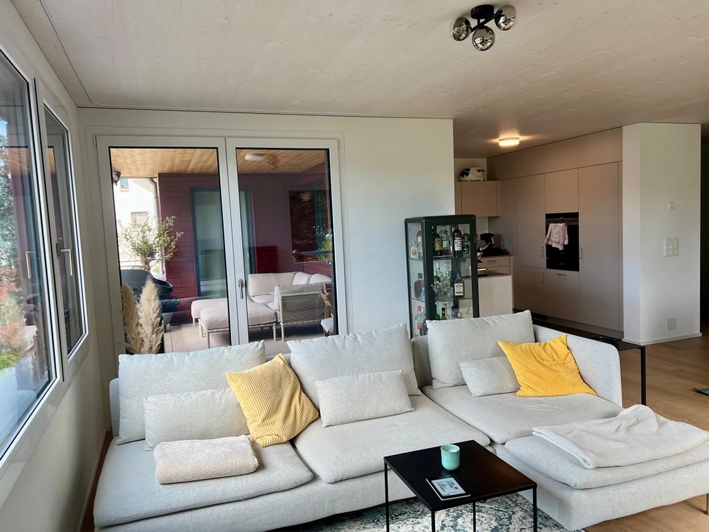 Bellissimo e luminoso appartamento di 4,5 stanze con vista lago in un quartiere tranquillo - Foto 3 di 24