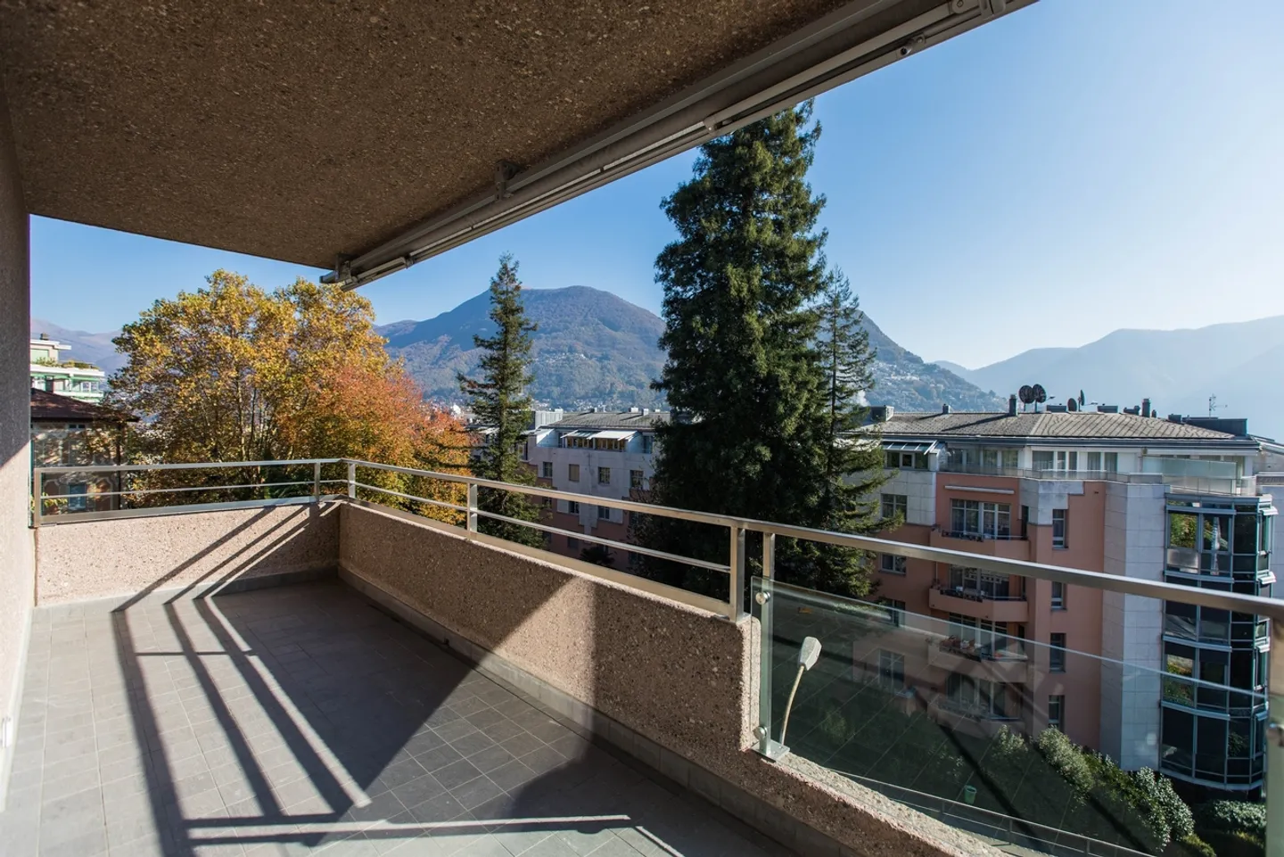 Elegance and Panorama: breathtaking lake view, just two steps from the center - Photo 3 of 8