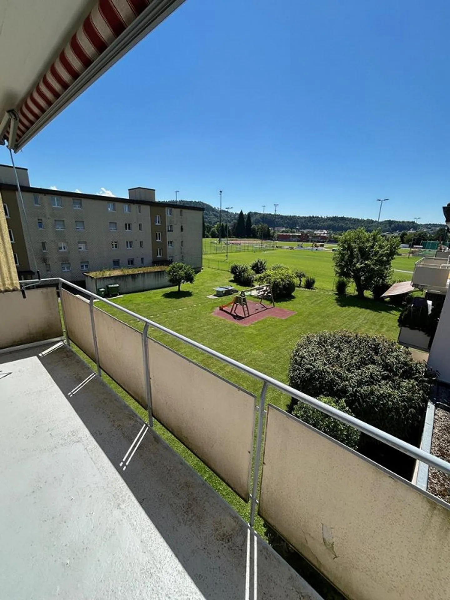 Appartement spacieux de 4 pièces dans un bel emplacement ! - Photo 3 sur 9