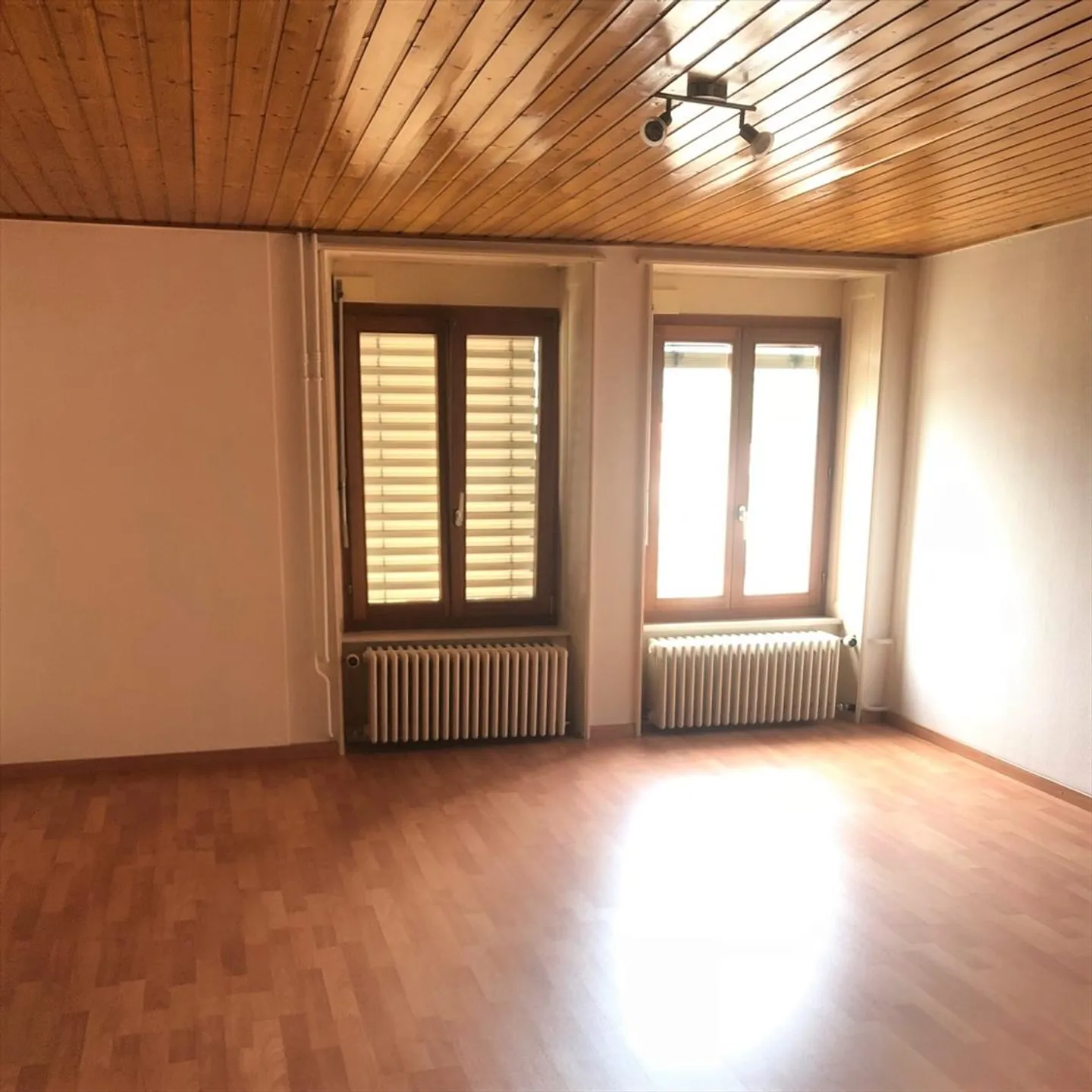 Apartment with 3.0 rooms ideally located in Fleurier - Photo 2 of 5