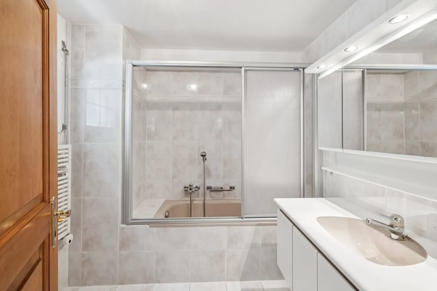 Panoramic View & Alpine Elegance with Pool - Photo 8 of 15