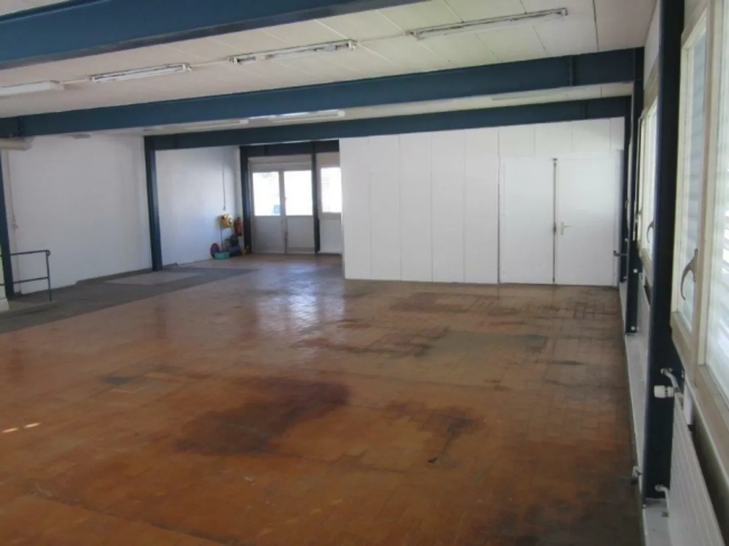 Magazzino / Deposito o Officina inclusi Rampe per Camion e Spazio Ufficio - Foto 2 di 4