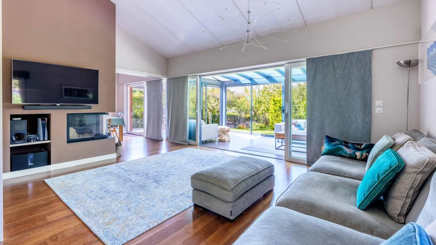 Rive Gauche - Lake in immediate proximity, beautiful villa with garden - Photo 3 of 12