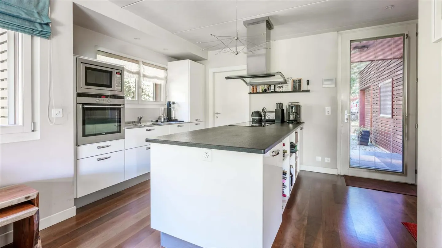 Rive Gauche - Lake in immediate proximity, beautiful villa with garden - Photo 7 of 12