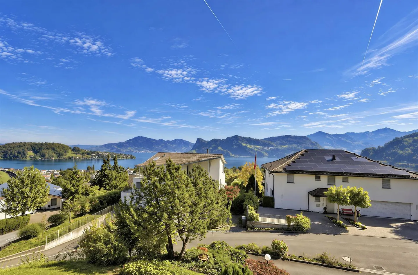 Vivere in modo attraente con vista sul lago e sulle montagne - Foto 2 di 5