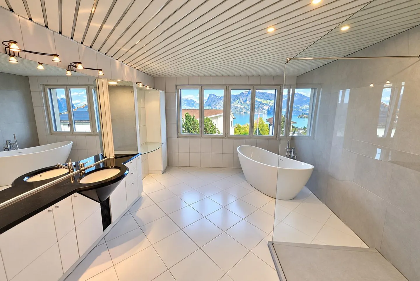 Vivere in modo attraente con vista sul lago e sulle montagne - Foto 4 di 5