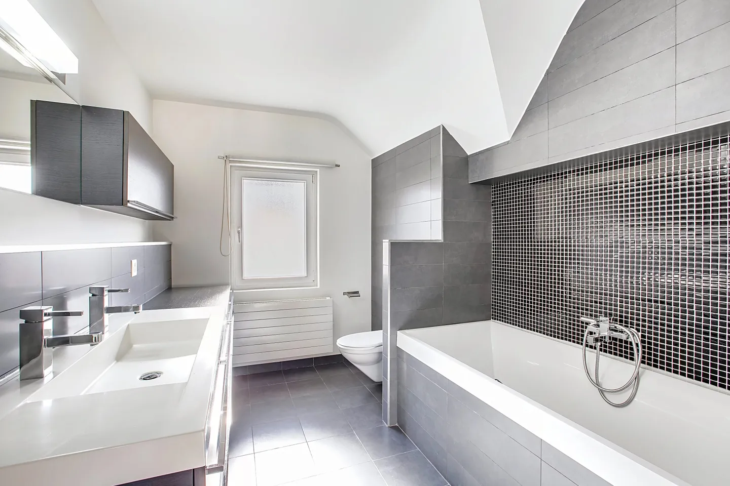 Charmante renovierte 3.5-Zimmer-Wohnung im Dachgeschoss - Foto 10 von 11