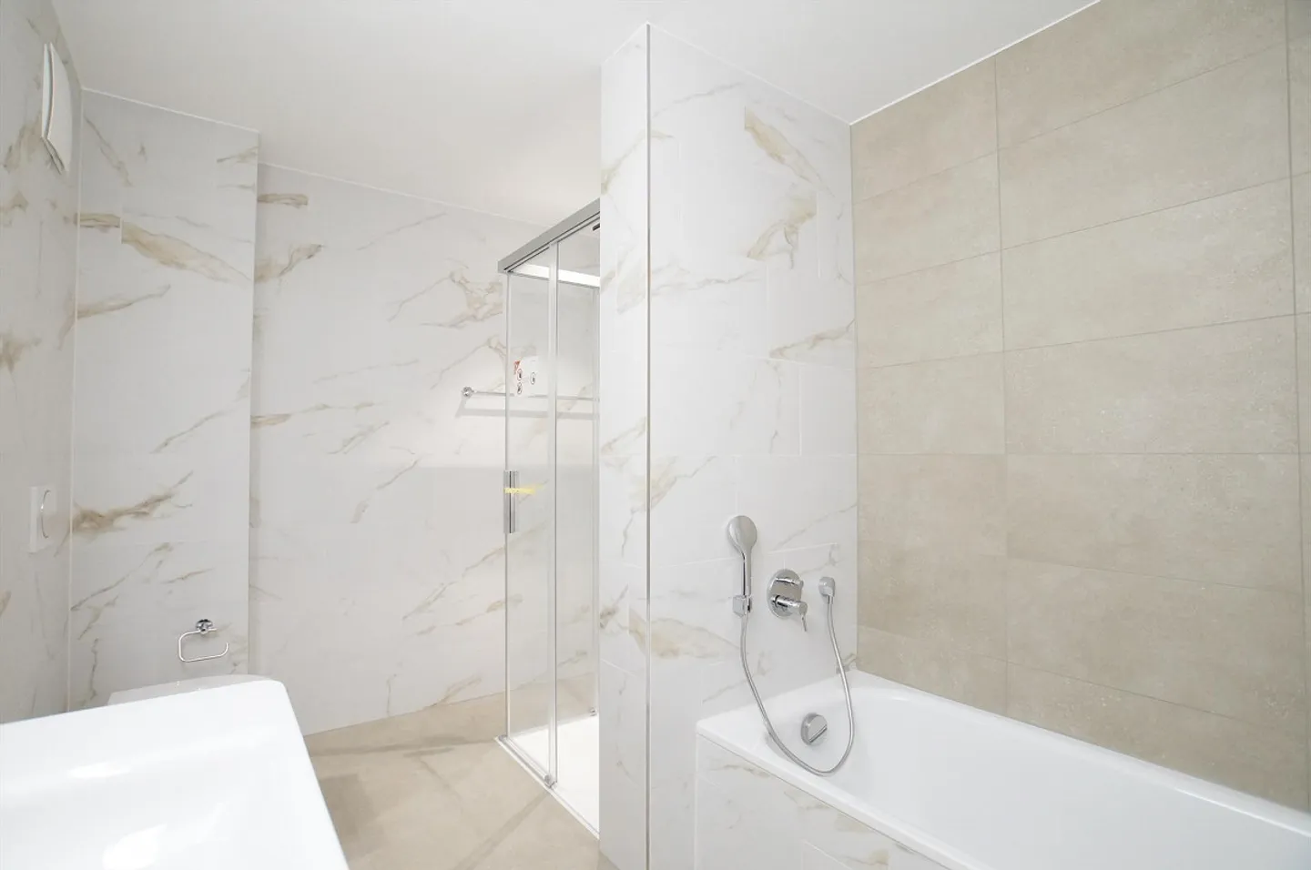 Prima locazione di un appartamento attico di 4,5 stanze dopo l'estensione del tetto - Foto 9 di 10