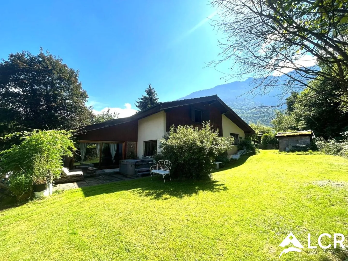 Magnifica casa con 6 stanze / 4 camere da letto / 2 bagni / vasca idromassaggio / giardino alberato e recintato di 1051m² - Foto 1 di 13