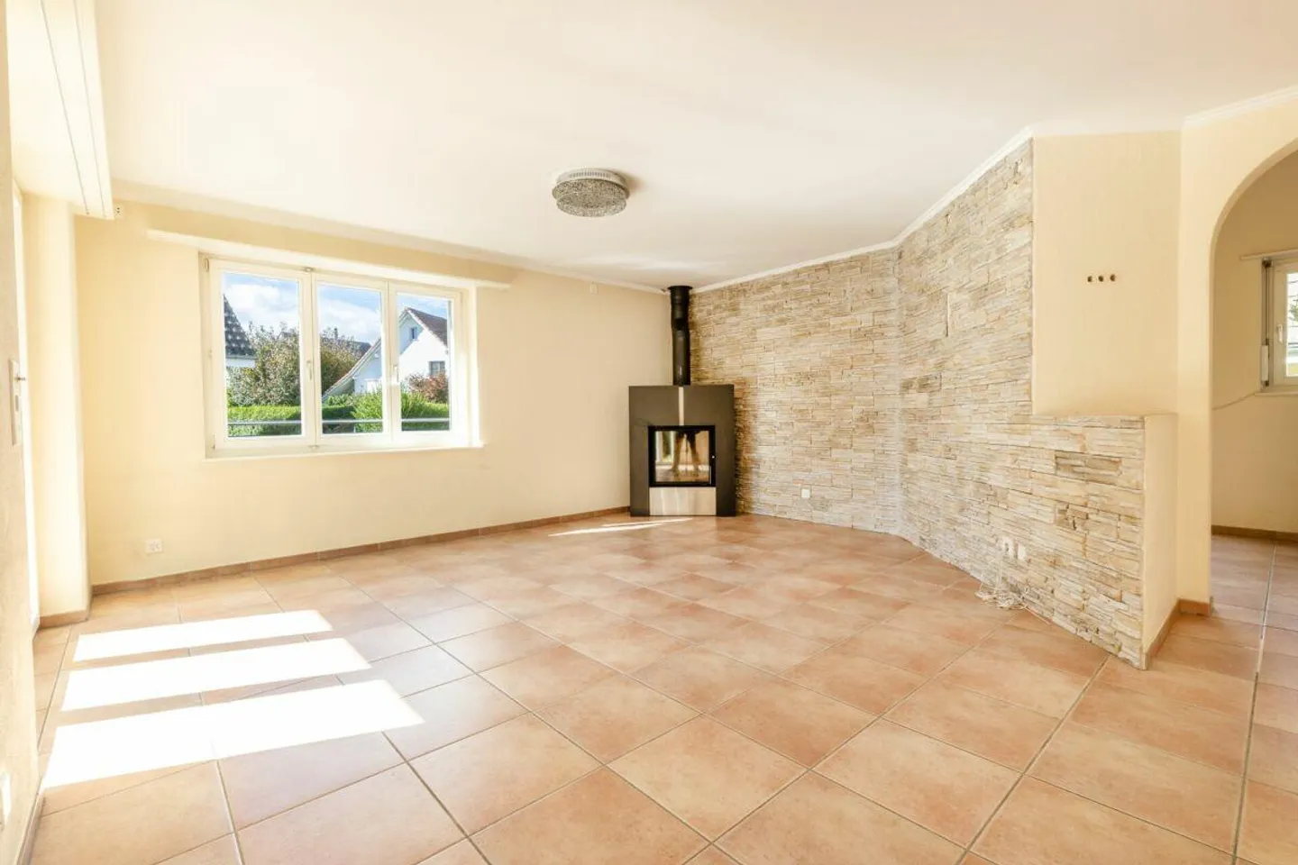 Detached 5.5-room single-family house with double garage in a quiet location - Photo 3 of 20