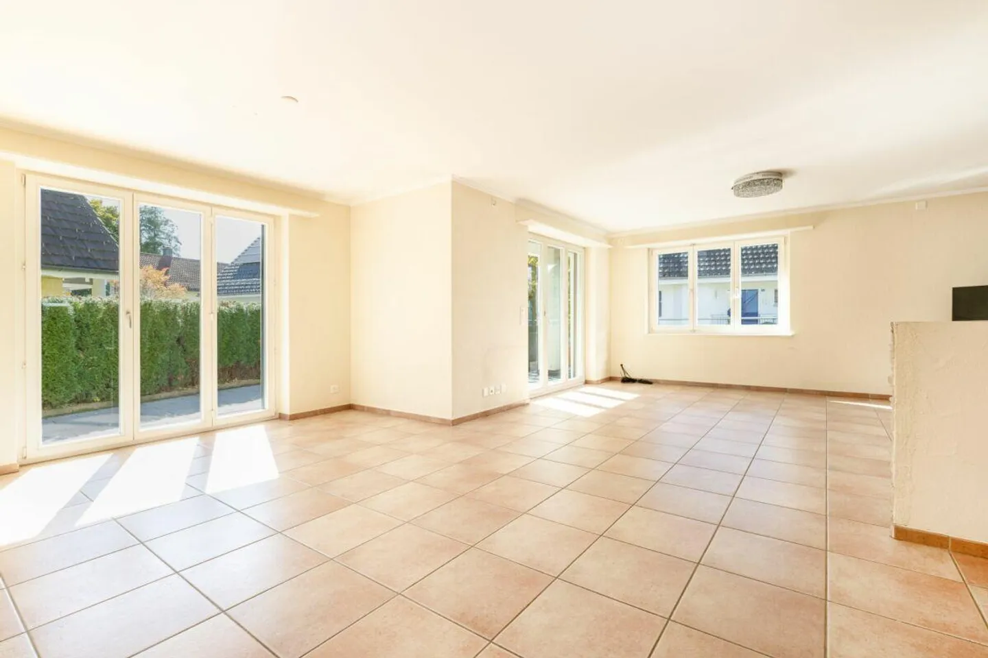 Detached 5.5-room single-family house with double garage in a quiet location - Photo 4 of 20