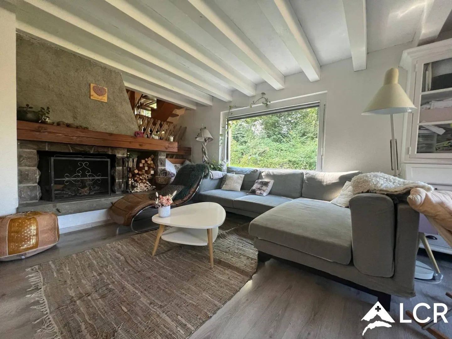 Magnifica casa con 6 stanze / 4 camere da letto / 2 bagni / vasca idromassaggio / giardino alberato e recintato di 1051m² - Foto 2 di 13