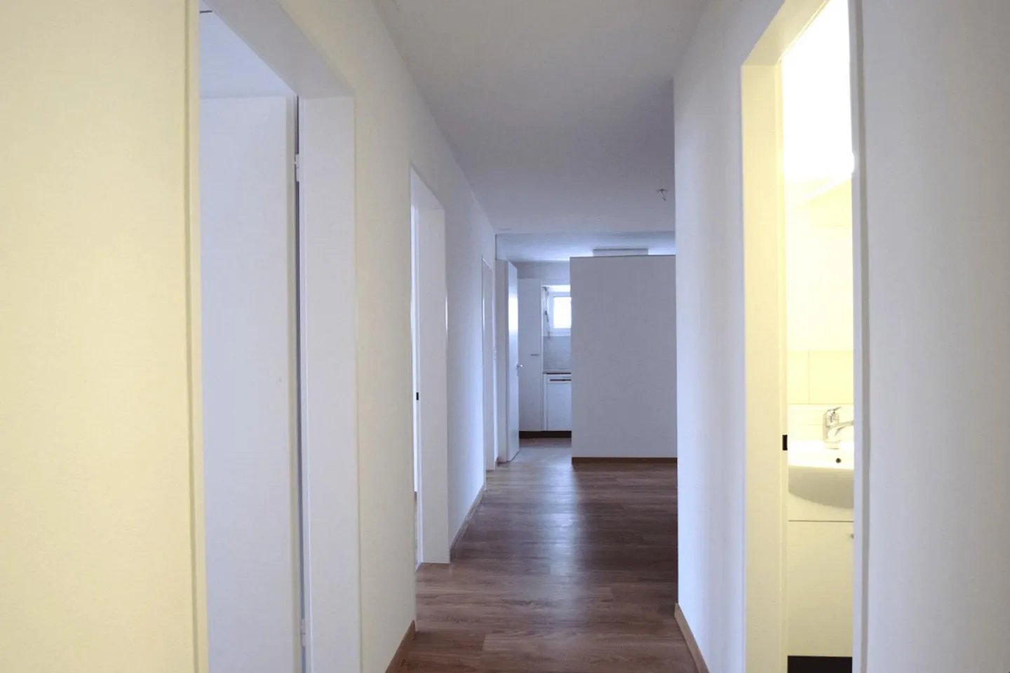 Appartement rénové de 4,5 pièces au centre de Zollikofen - Photo 2 sur 13