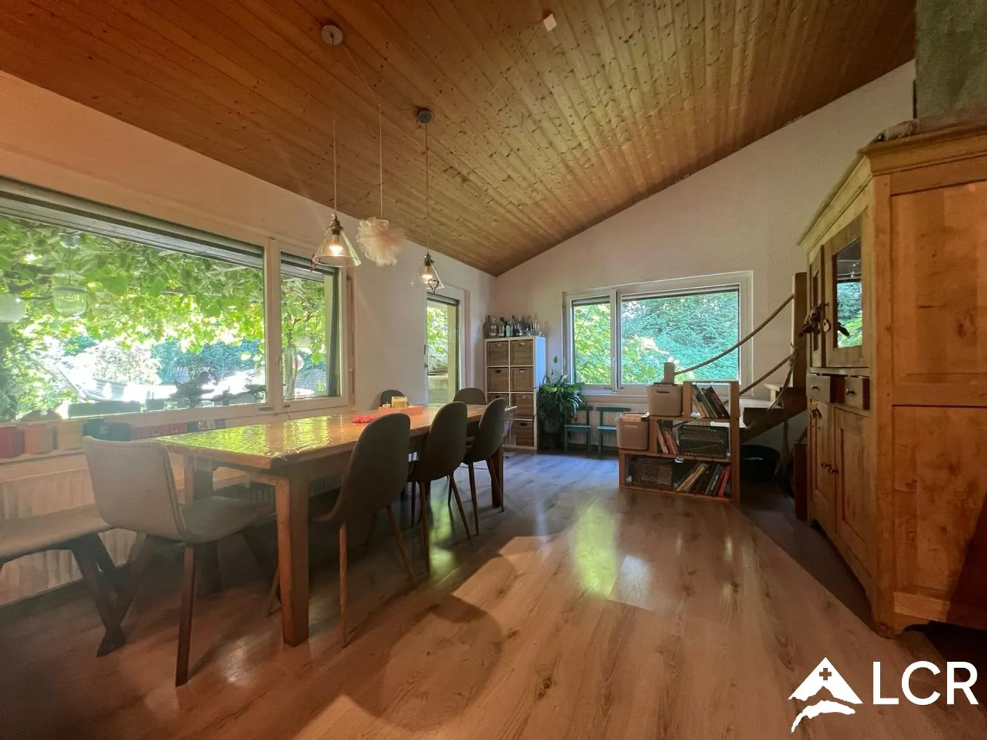 Magnifica casa con 6 stanze / 4 camere da letto / 2 bagni / vasca idromassaggio / giardino alberato e recintato di 1051m² - Foto 4 di 13