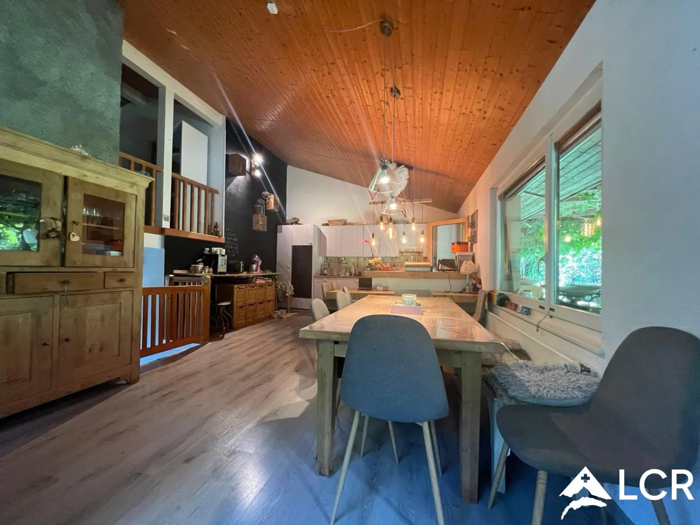 Magnifica casa con 6 stanze / 4 camere da letto / 2 bagni / vasca idromassaggio / giardino alberato e recintato di 1051m² - Foto 5 di 13