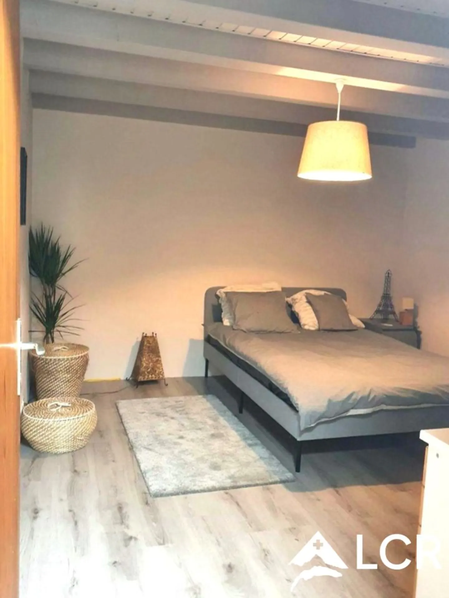 Magnifica casa con 6 stanze / 4 camere da letto / 2 bagni / vasca idromassaggio / giardino alberato e recintato di 1051m² - Foto 6 di 13