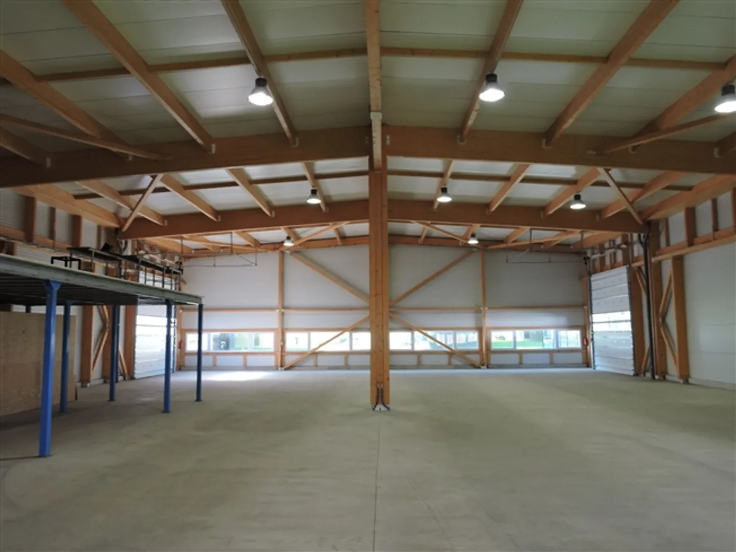 Hall of 215 m2 for rent in Bouveret - Photo 3 of 3