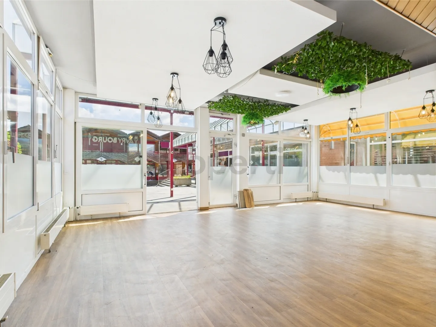 Commercial space with two units - Photo 2 of 12