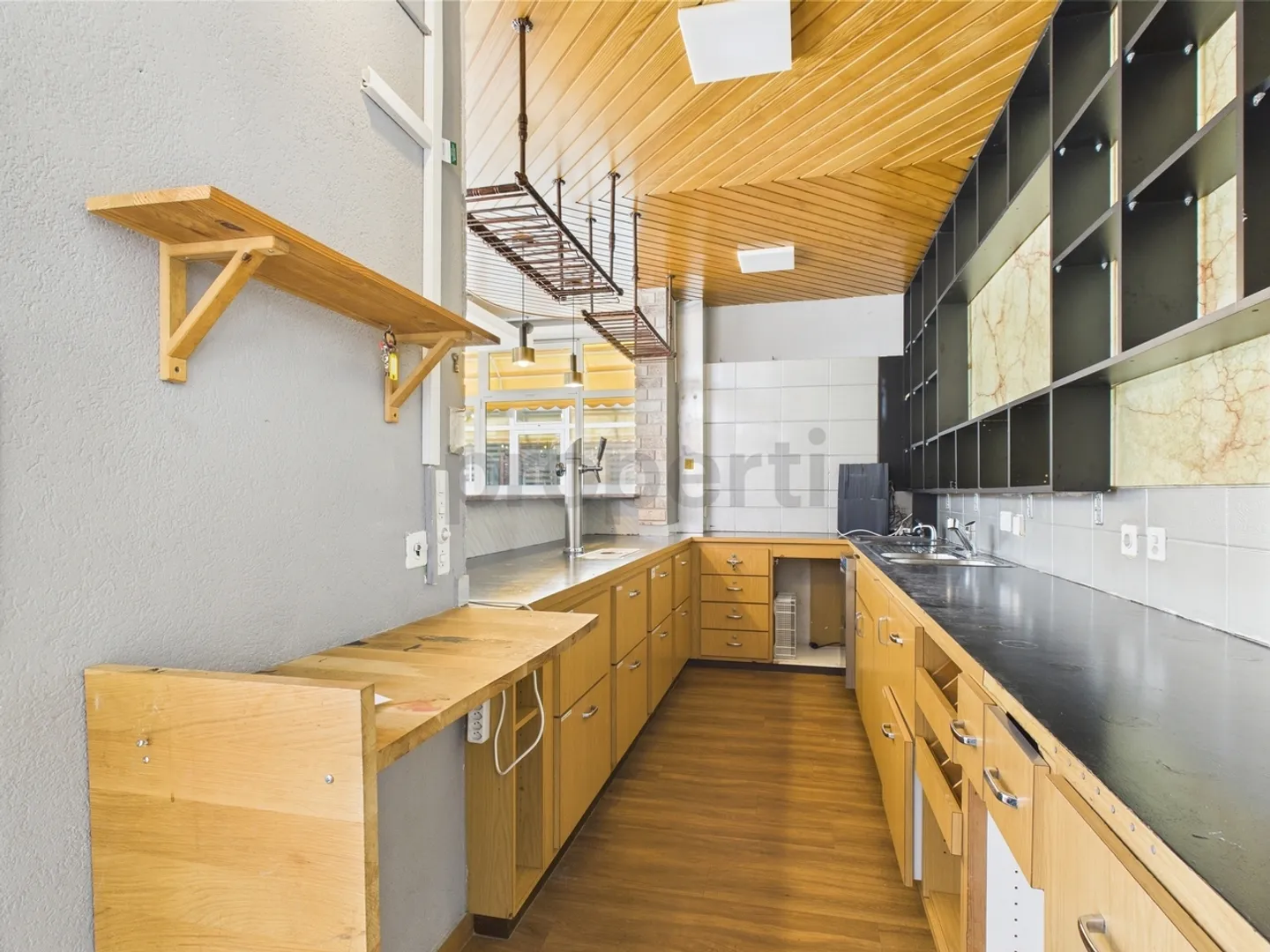 Commercial space with two units - Photo 4 of 12