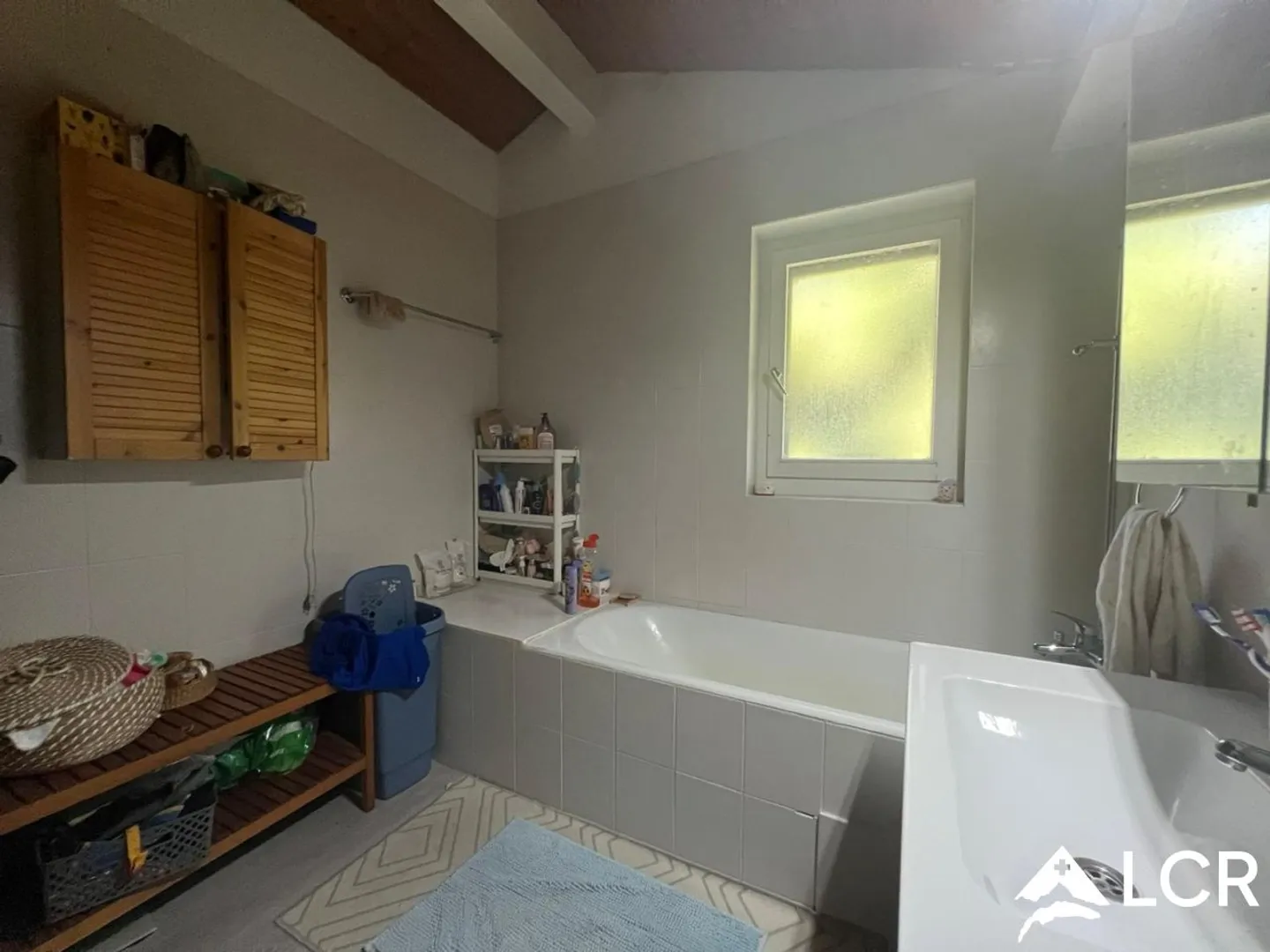 Magnifica casa con 6 stanze / 4 camere da letto / 2 bagni / vasca idromassaggio / giardino alberato e recintato di 1051m² - Foto 9 di 13