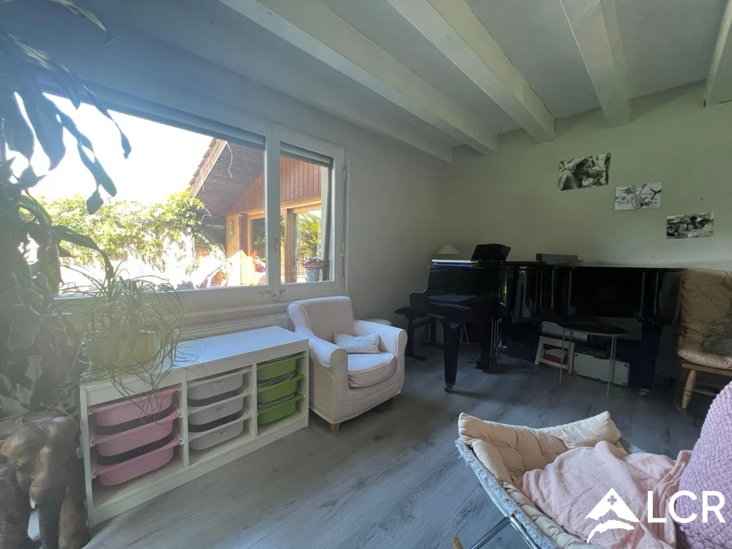 Magnifica casa con 6 stanze / 4 camere da letto / 2 bagni / vasca idromassaggio / giardino alberato e recintato di 1051m² - Foto 10 di 13