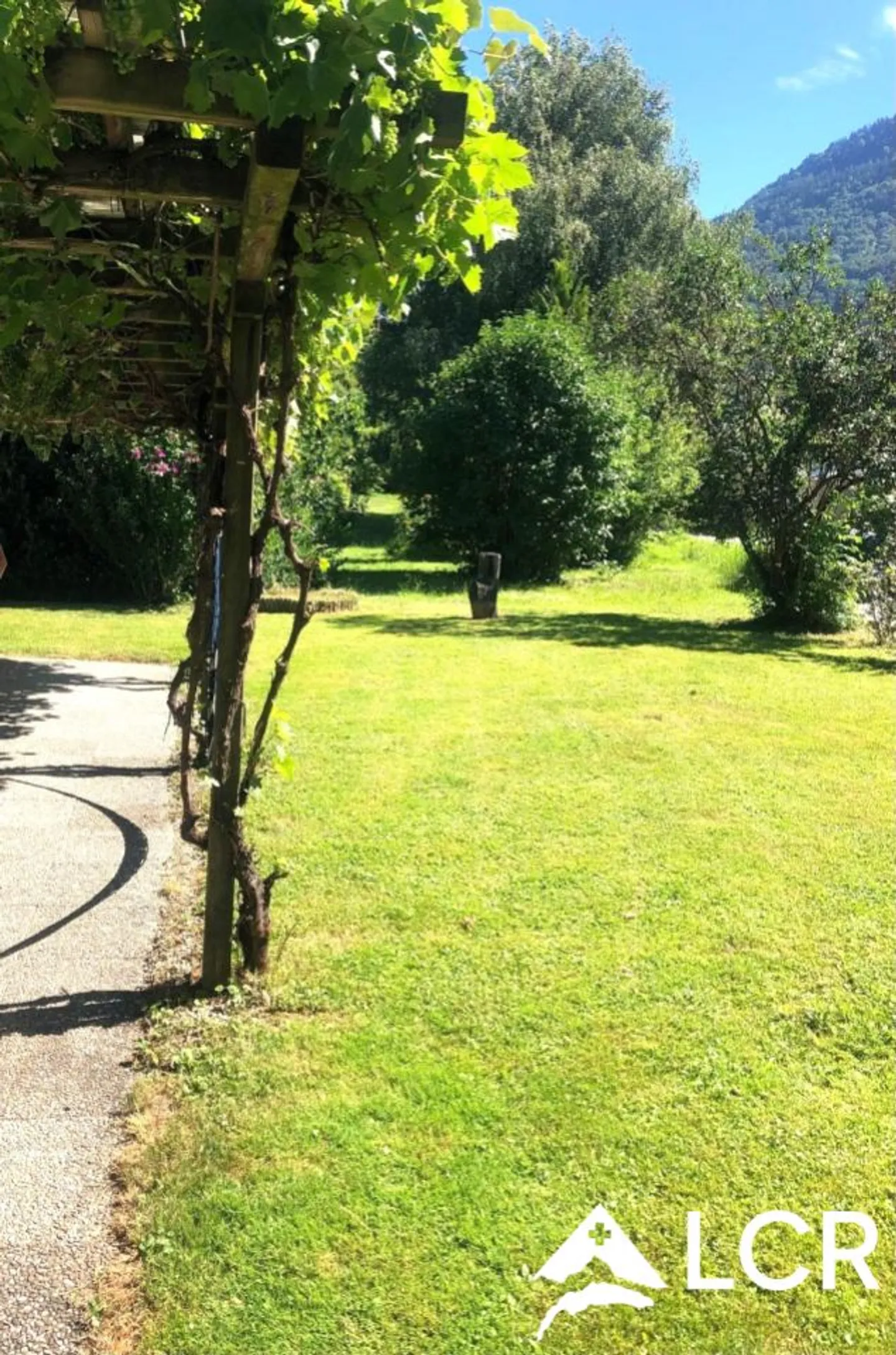 Magnifica casa con 6 stanze / 4 camere da letto / 2 bagni / vasca idromassaggio / giardino alberato e recintato di 1051m² - Foto 12 di 13