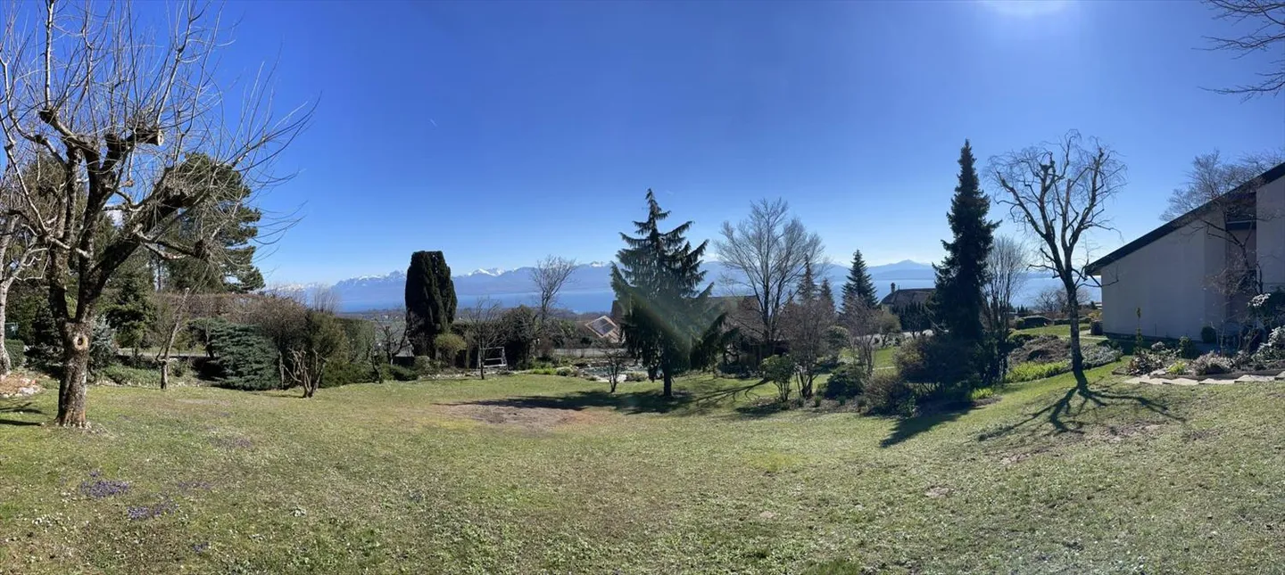 MAGNIFICO TERRENO DA COSTRUIRE DI 1349 m2 IN ZONA VILLA, CON VISTA LAGO - Foto 1 di 5