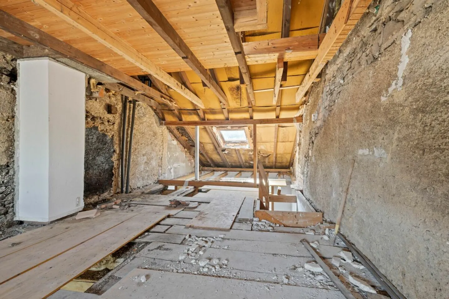 Edificio residenziale ed economico nel centro del villaggio da risvegliare - Foto 8 di 15