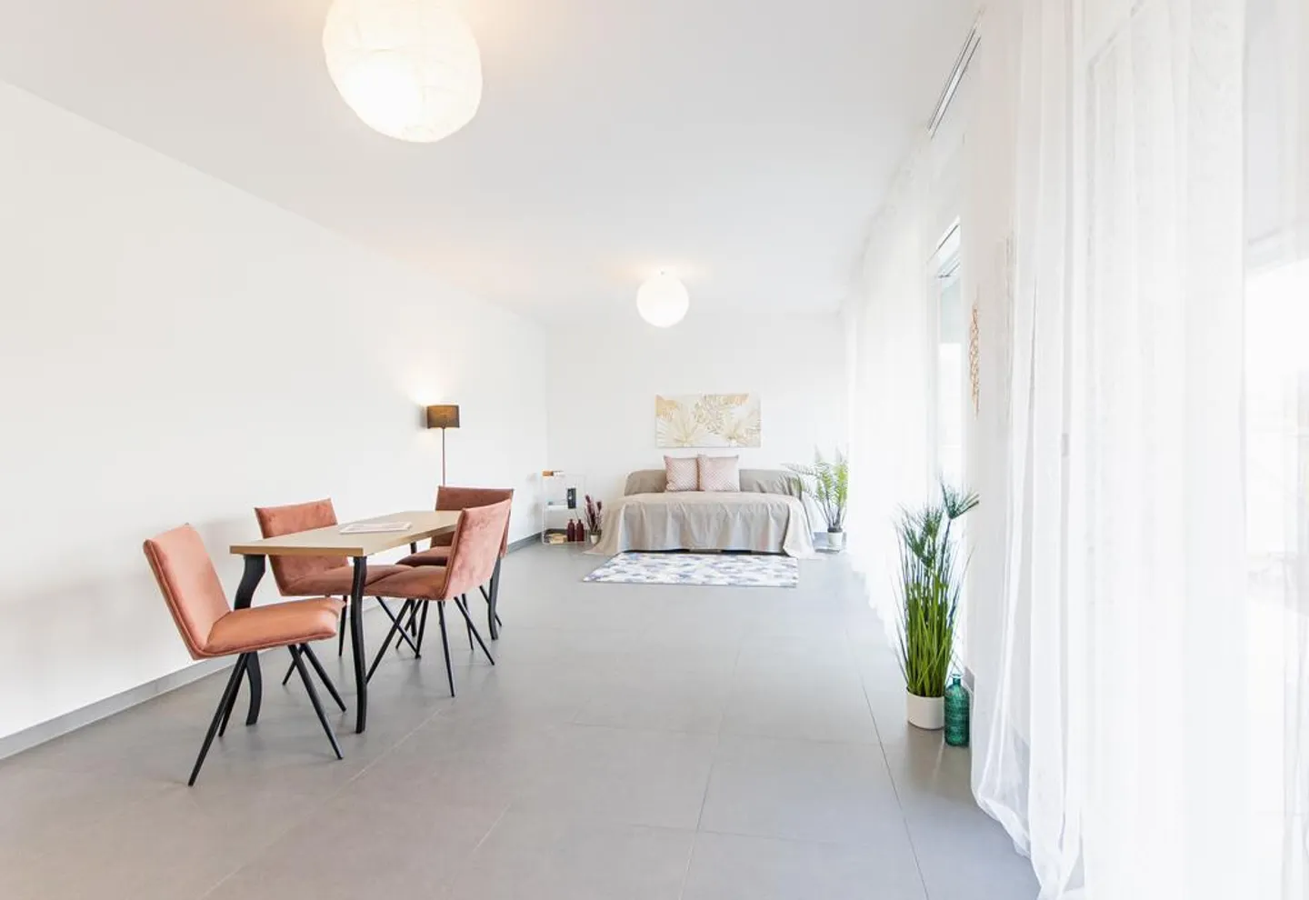 Bright spaces with terrace and all services at hand - Photo 3 of 7