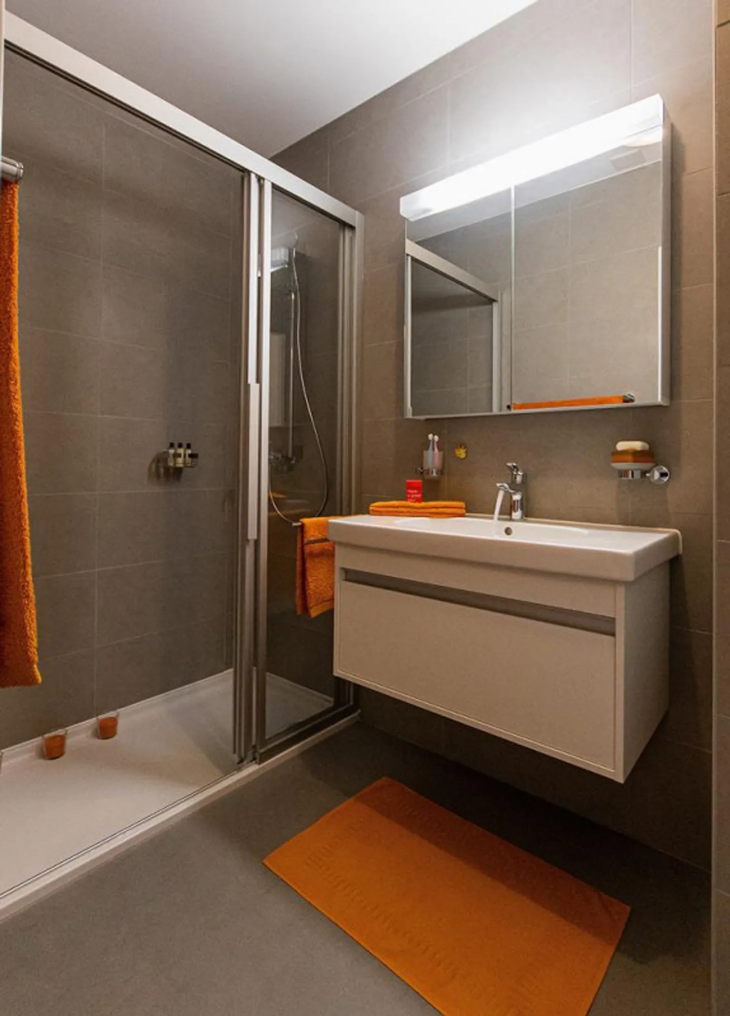 Bright spaces with terrace and all services at hand - Photo 5 of 7