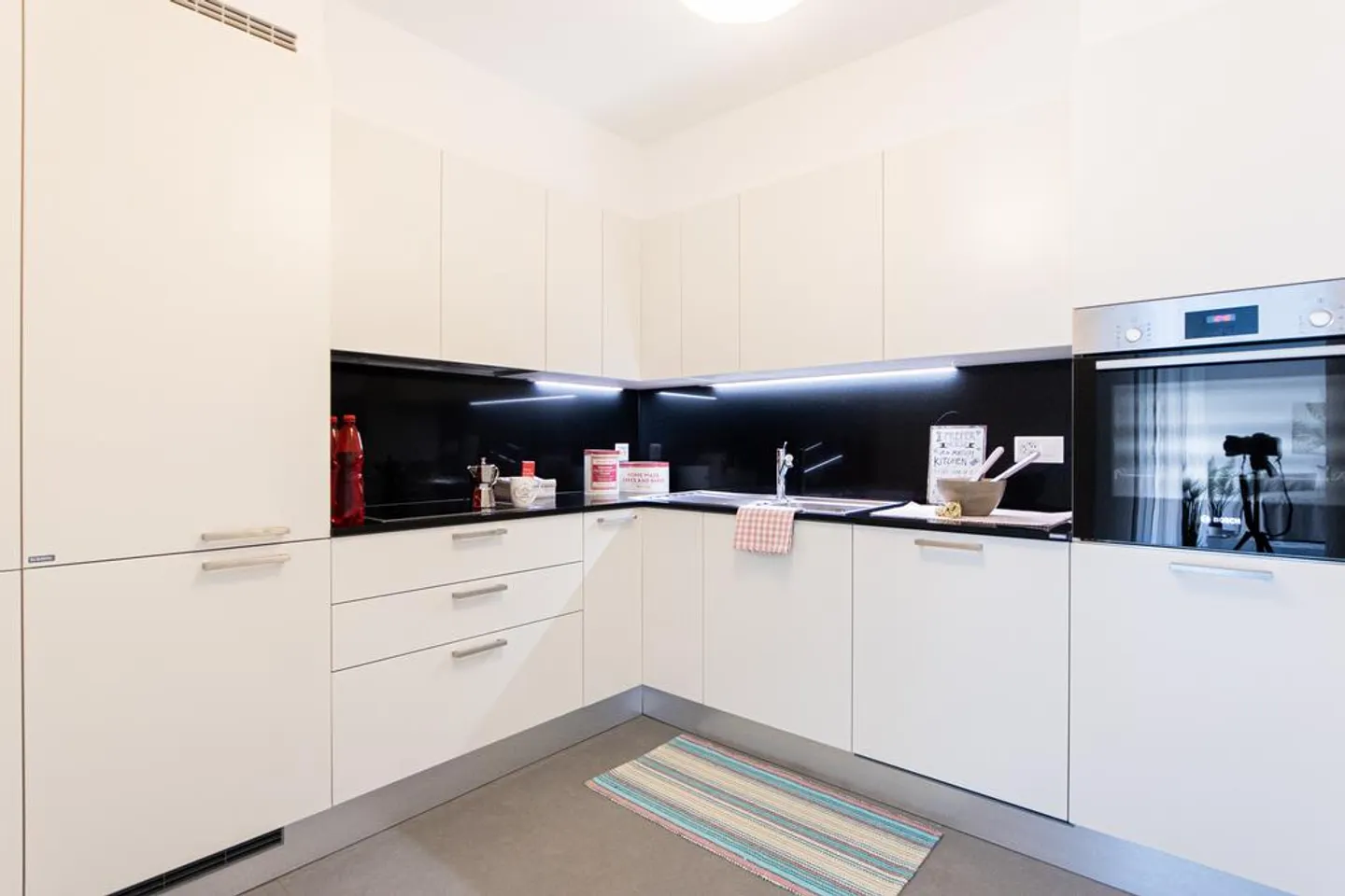 Bright spaces with terrace and all services at hand - Photo 4 of 7