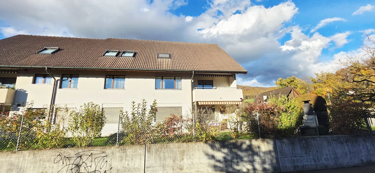 Spacious and bright 4.5 room apartment with cellar and attic compartment, as well as a garage box included in the price in Küttigen. - Photo 1 of 13