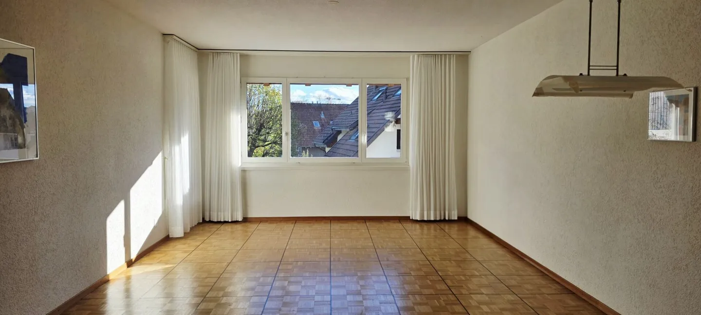 Spacious and bright 4.5 room apartment with cellar and attic compartment, as well as a garage box included in the price in Küttigen. - Photo 2 of 13